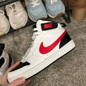 WORN ONCE BOYS 5.5 NIKE